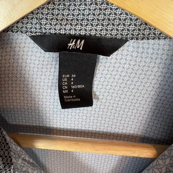 H&M Dress Shirt Womens Size 4 Black & White Geometric Button Down Silky Smooth - Picture 2 of 11